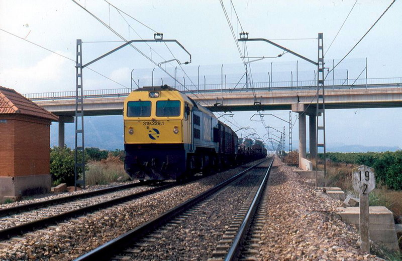 319-229 ''bobinas'' 58.421 Sagunto-León. El Puig, 17,50h. 16-06-1995..jpg