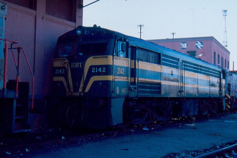 321-042 estacionada en reserva. Vía 19, Valencia-Nord. 30-06-1997..jpg