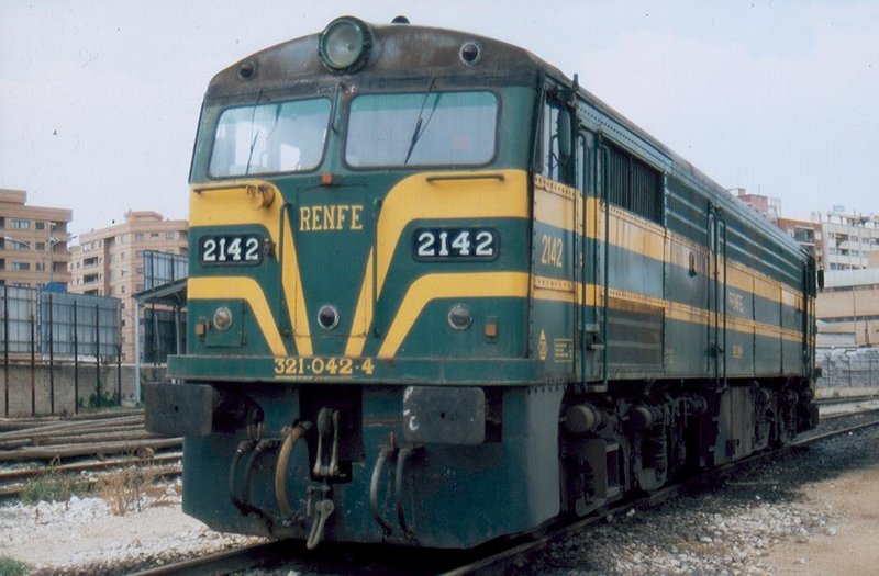 321-042 en la reserva de tracción. Vía 19, Valencia-Nord. 30-09-1997..jpg
