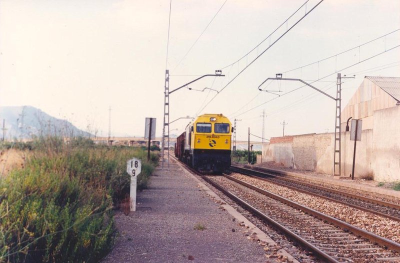 319-404 con un ''mercantón'' Villarreal-Valencia. El Puig, 19,13h. 26-08-1993..jpg