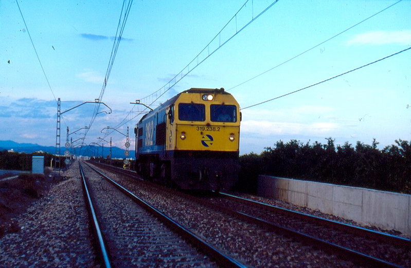 319-238 a contravía. Algo se barruntaba. El Puig, 17,12h. 19-10-1994..jpg