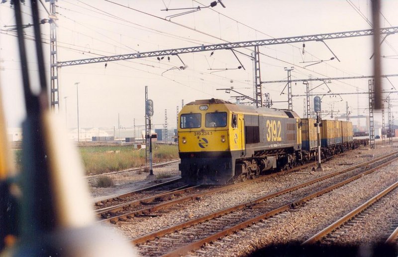 319-236 realiza maniobras. desde la cabina de un 592. Silla, 18-08-1993..jpg