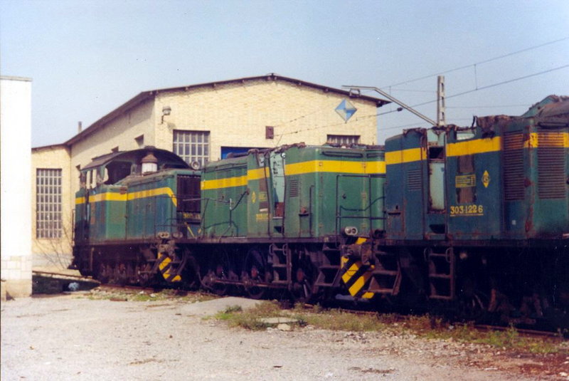 0179-N 303-115 esperando su turno de desguace. Valencia-FSL, 06-03-1993..JPG