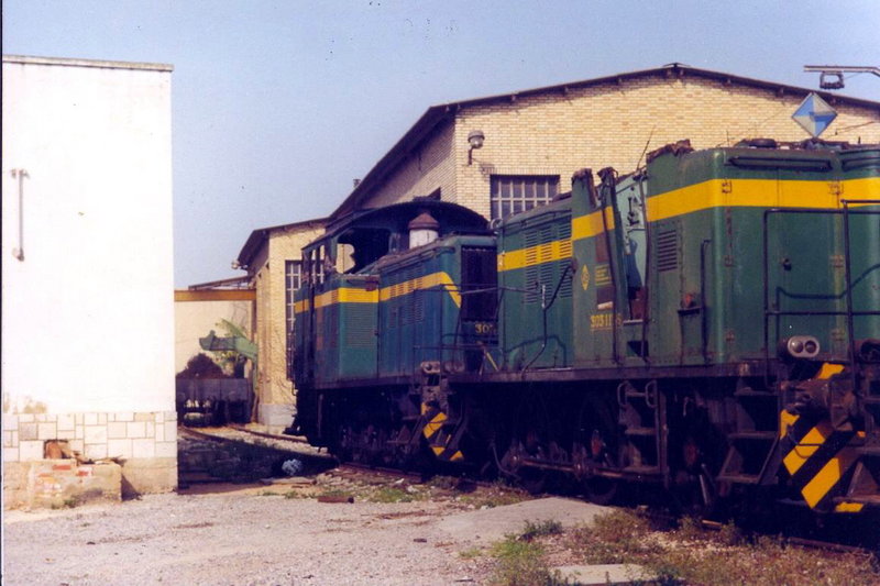 0181-N 303-115 esperando su triste final. Valencia-FSL, 06-03-1993..JPG