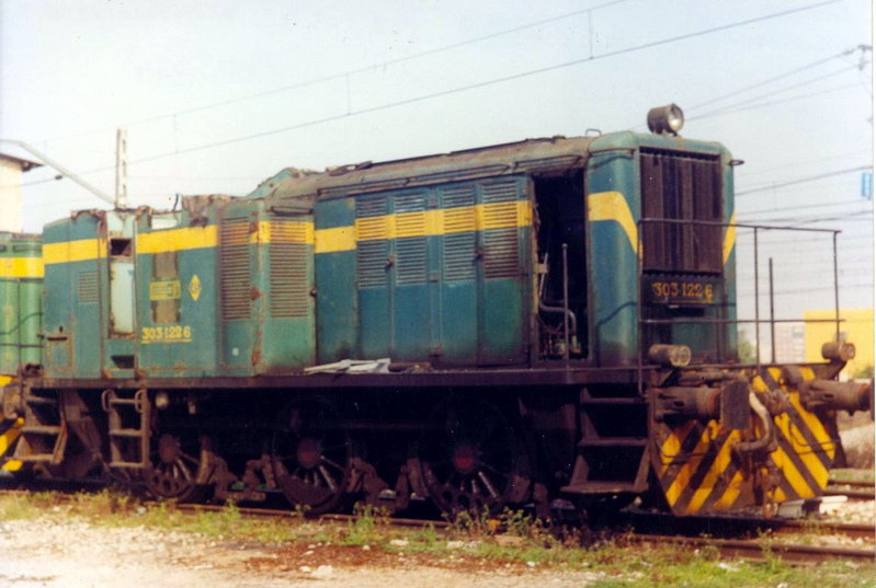 0178-NL 303-122 en pleno proceso de desguace. Valencia-FSL. 06-03-1993..JPG
