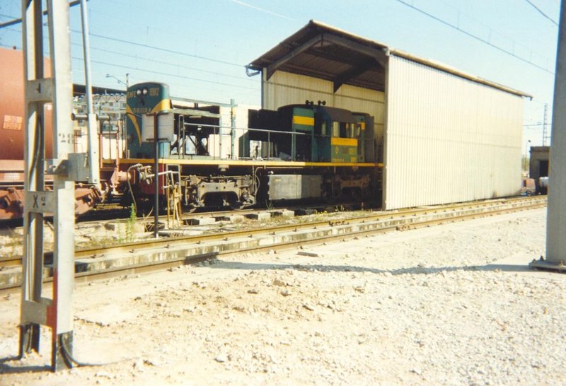 308-012 en plena gran reparación, perderá los colores. Depósito de Valencia-FSL. 25-02-1994..JPG