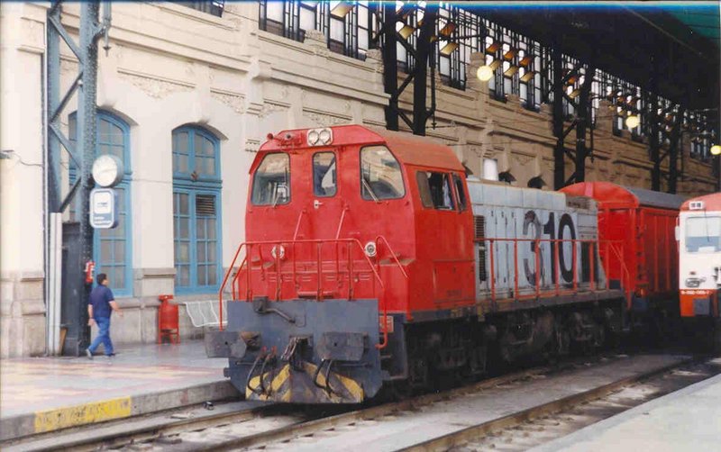 310-003 sacando un furgón de Paquexprés. Valencia-Nord,08,20h. 11-08-1993..JPG