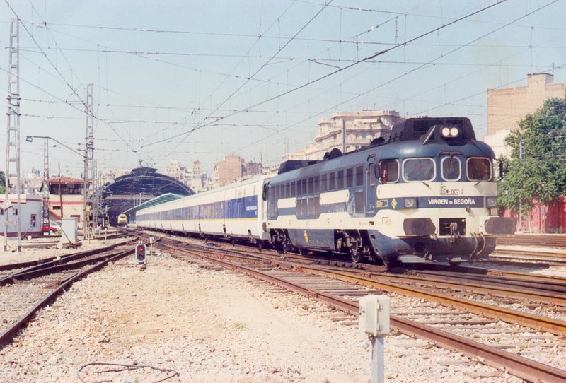 0478-N 354-007 sale con el ''Mare Nostrum'' y rama Talgo-200 por accidente. Valencia-Nord. 28-07-1993..jpg