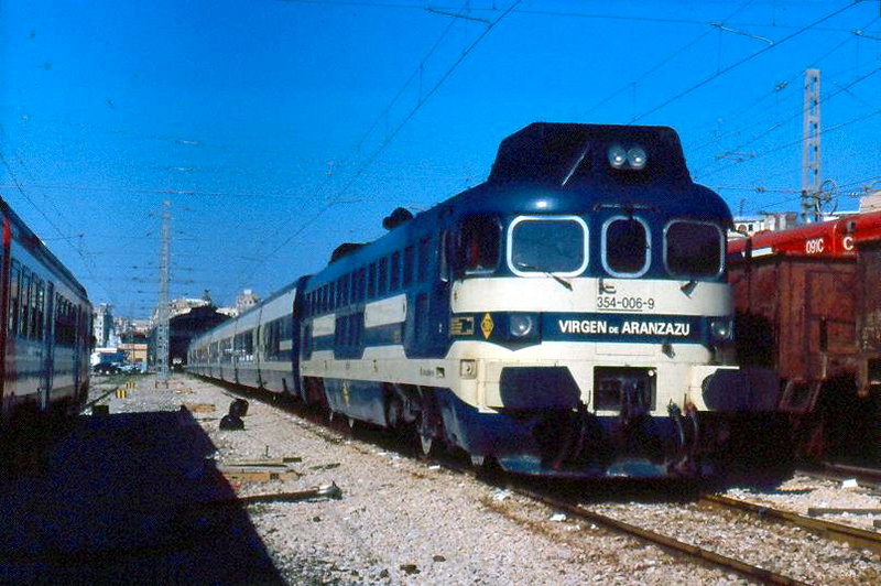 0009-D 354-006 recula con el IC-Talgo 387 al andén. Valencia-Nord, 16,05h. 17-03-1994..jpg
