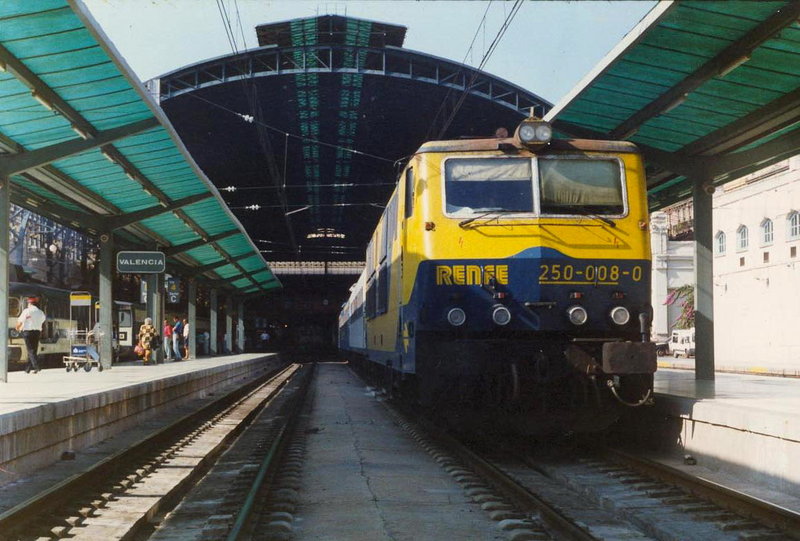 250-008 espera la salida con el Diurno 690 ''Torre del Oro''. Valencia-Nord. 28-07-1993..jpg