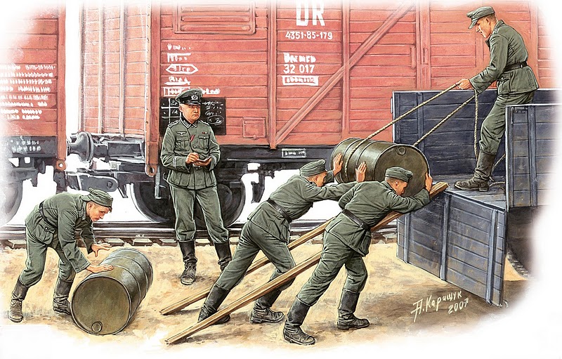 Soldados alemanes descargando bidones de un tren.jpg