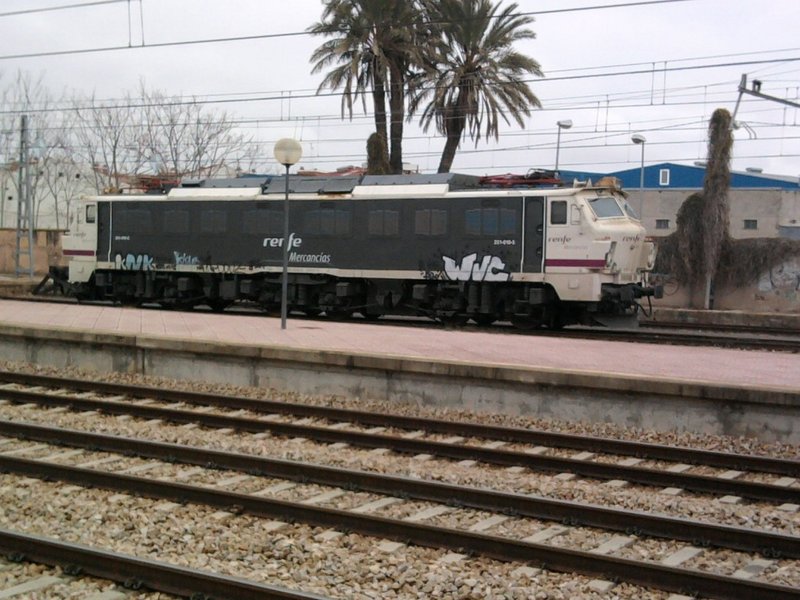 251-010 estacionada en reserva en Sagunto el 14-03-2011..jpg