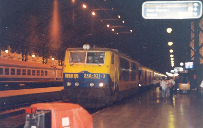 250-021 entra con el Estrella 963 ''Mar Menor''. Valencia-Nord. 04,05h. 12-08-1993..jpg