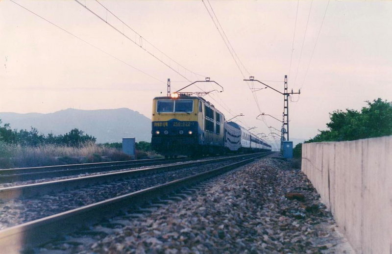 250-022  y el Estrella 997 ''Gibralfaro'' pasando por El Puig. 21-06-1993..jpg