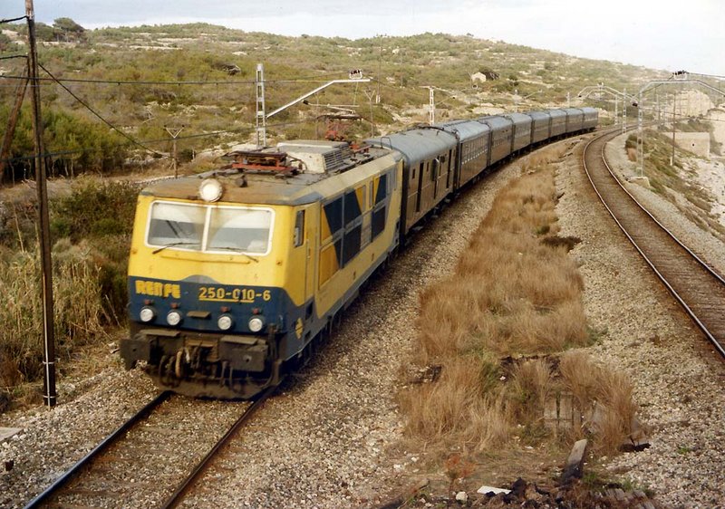 e105 5.000s, 6.000s y un precioso furgón. Una composiciós de mikado para la nueva alemana... Entre Sitges y Vilanova, el 5 de abril del 1985 a las 18'36.jpg