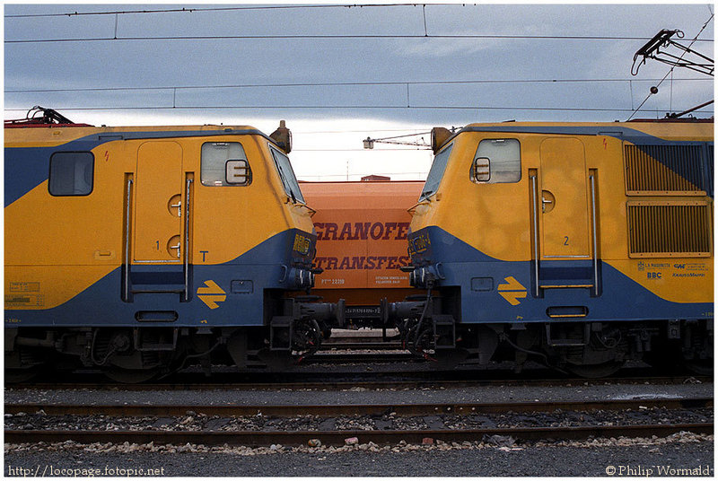 e161 250-015 y 250-006 estacionadas en Tarragona. 5 de febrero de 1988.jpg