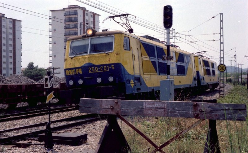 e69 Sitges, dejando la estación por el sur... se aleja la pareja de 250 en pruebas... junio de 1983.jpg