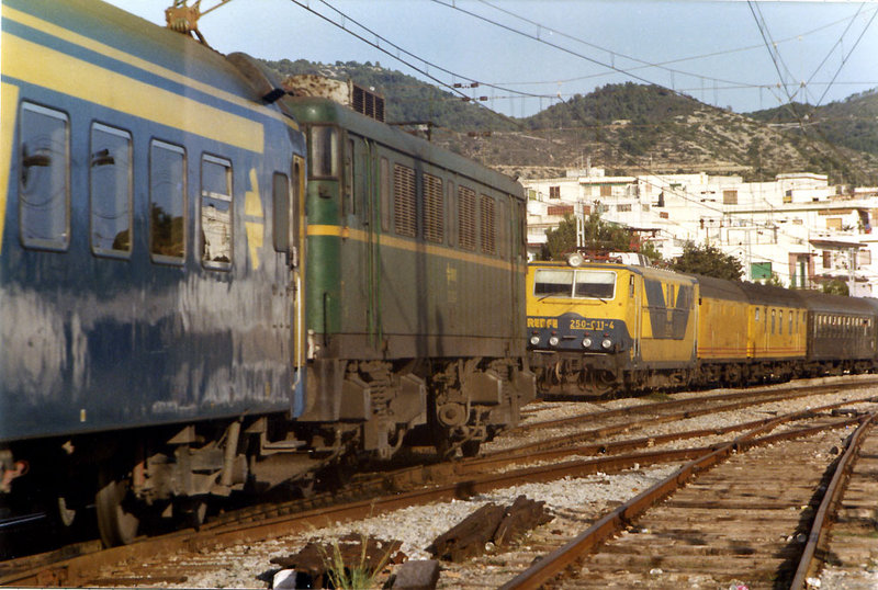 e76 Expreso Barcelona-Valencia-Granada y Málaga cruzandose con el Rápido Valencia-Barcelona. Sali.jpg