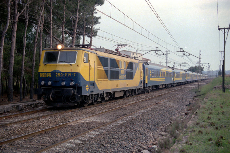 e108 Rápido Torre del Oro, Sevilla-Barcelona, acercándose a Sitges. Las 20'41 horas del 26 de mayo de 1985.jpg