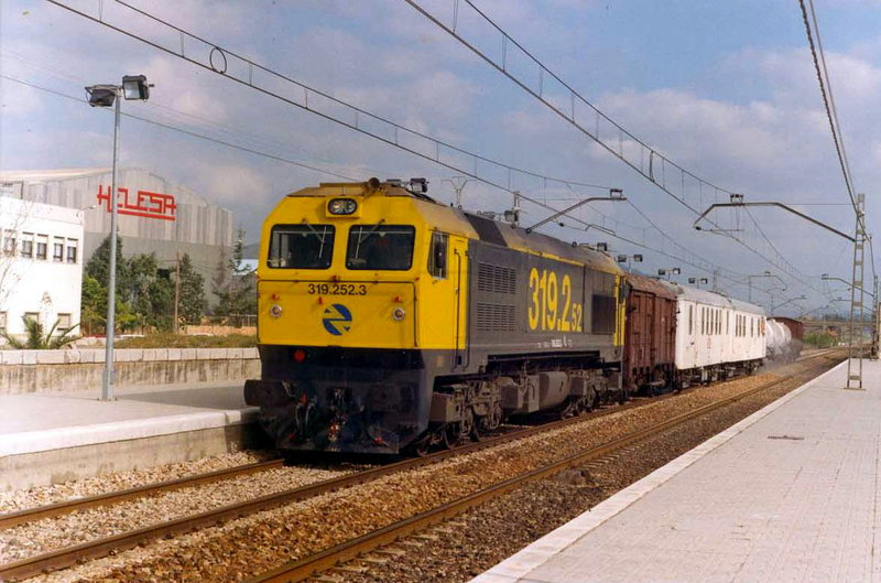 319-252 con el tren herbicida de Sintra actuando. El Puig, 11,14h. 31-03-1995..jpg