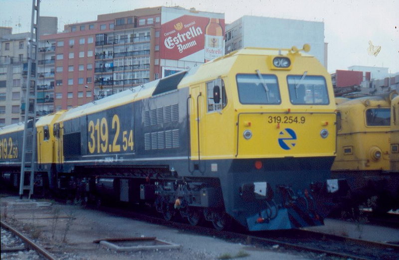 319-254 aún sin estrenar. Vía 19, Valencia-Nord. 23-09-1994..jpg