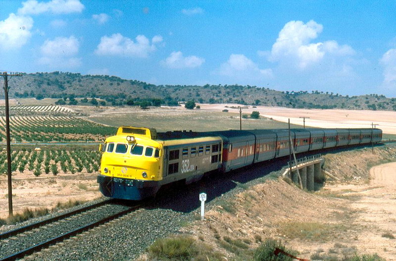 352-004 Talgo 222 Madrid-Cartagena. P.K. 326-500. 13,45h. 24-08-1995..jpg
