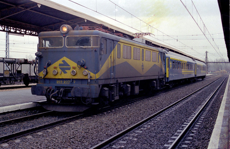 e160 Ràpido Madrid Atocha a Badajoz. Aranjuez, las 13'58 del 17 de enero de 1988.jpg