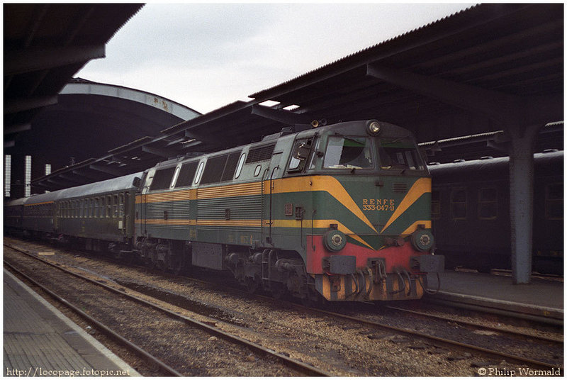e102 333-047 al frente del Expreso nº 920 hacia Barcelona. La Coruña San Cristobal. 7-feb-1985.jpg