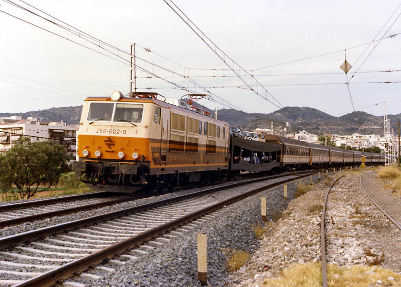 e149 La última 250 entrega a Renfe, no tiene ni tres semanas y ya tira del Estrella Mediterraneo,.jpg