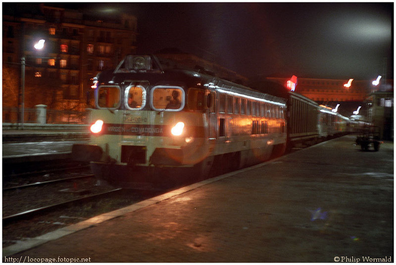 e102 354-001 al frente del Expreso nº 890 hacia Badajóz. Madrid-Atocha, 9-feb-85.jpg