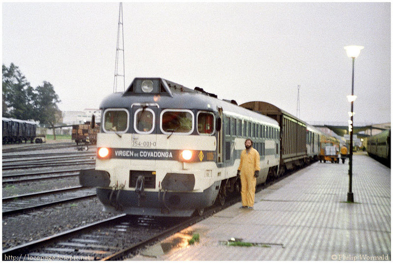 e102 354-001 al frente del Expreso nº 890 procedente de Madrid Atocha. Badajóz, 10-feb-85.jpg
