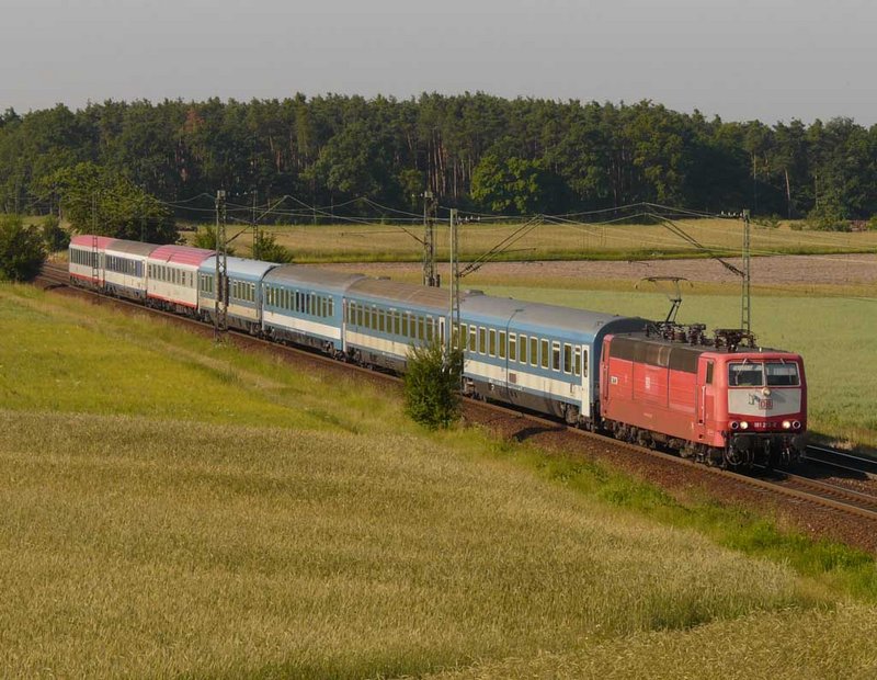 g189 Expreso Danubius Budapest-Frankfurt en las cercanias de la estacion de Graben Neudorf. 13-junio-2009.jpg