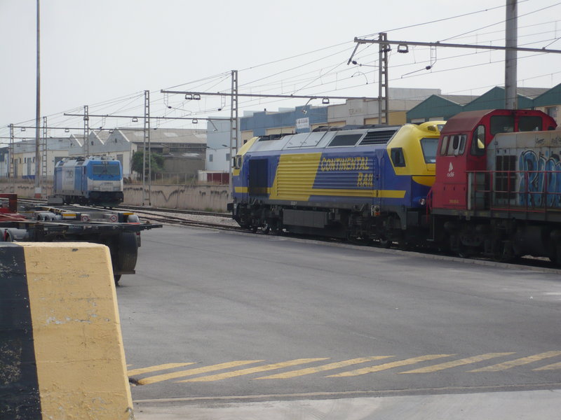 TRAXX BOMBARDIER253-101.0 COMSA  y VOSSLOH 335-018.8.jpg
