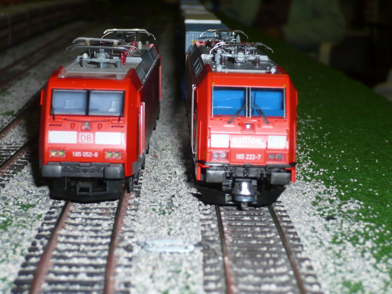 vista frontales  BR185-IZQ de Trix  y derecha  de Roco (Railion).jpg