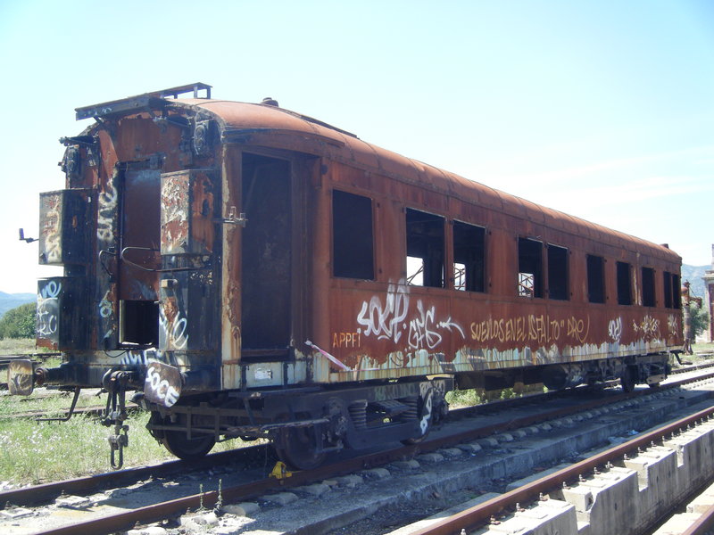 Antiguo coche MZA calcinado..JPG