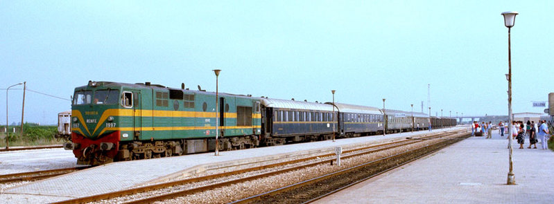 d129 319-097 con el Expreso Madrid-Valencia-Gandía. Cullera, junio de 1976.jpg