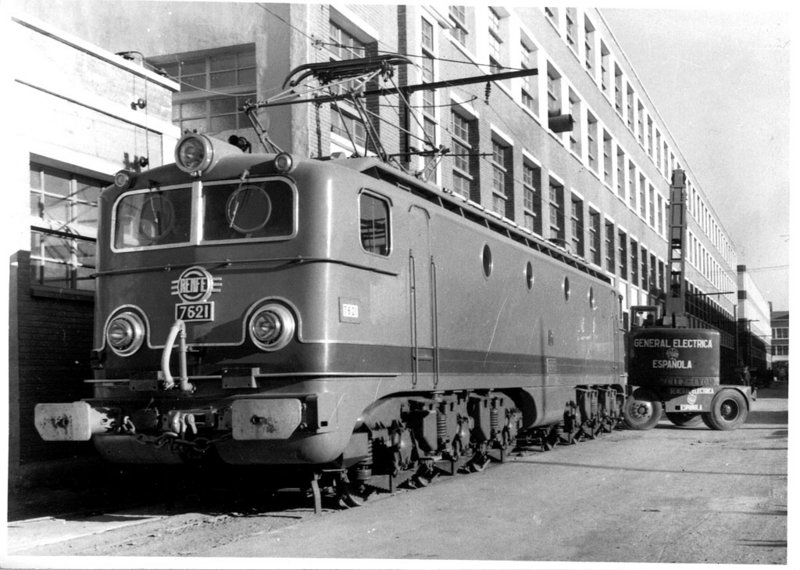 b169 Alsthom 7621 (primera española) en vía de prueba de la General Eléctrica Española en Trápaga Vizcaya. 30-6-58.jpg