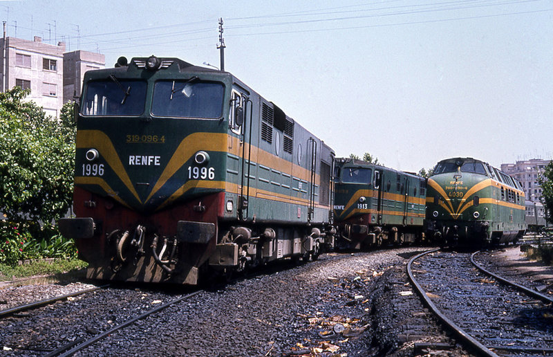 RENFE_1996-1913-4030_València_28març1975_PhotoJosepMiquel.jpg