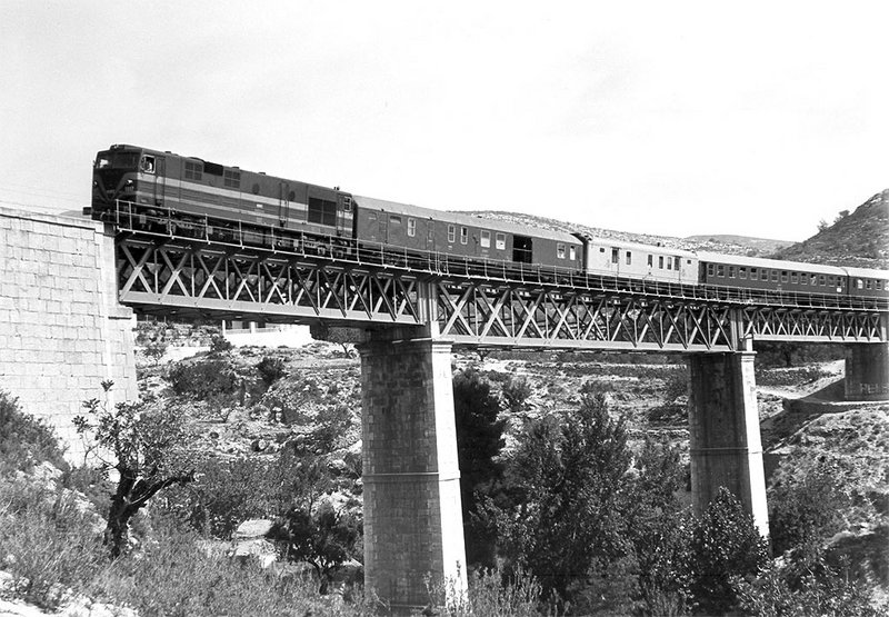 e66 Correo Madrid-Cuenca-Valencia pasa el puente del Roquillo (Buñol). Año 1983.jpg