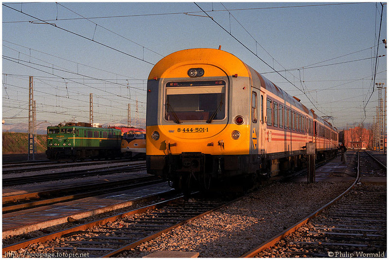 e161 Electrotren 444-501 estacionado en el depósito de Fuencarral, Madrid, 2 de febrero de 1988.jpg