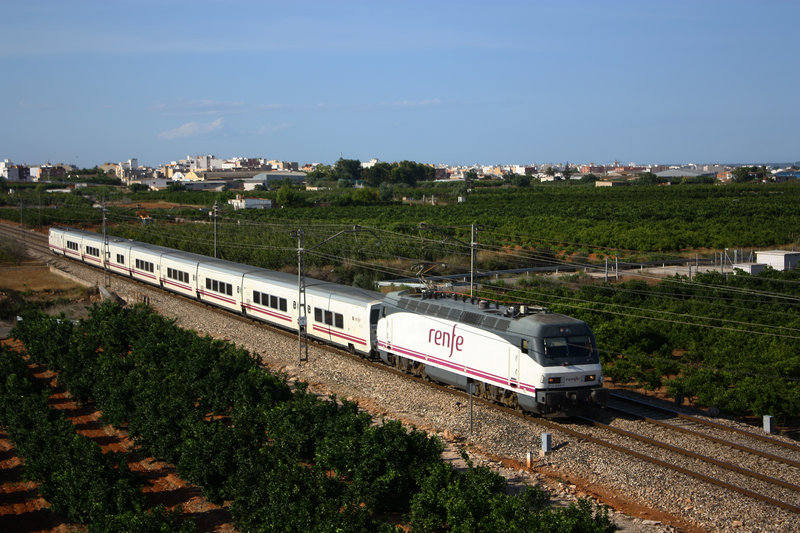 8, 252-064 + Talgo Barcelona - Lorca.JPG