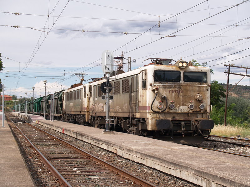 269-201 Y 212 CON CARBONERO VACIO PASANDO POR ASCO.JPG