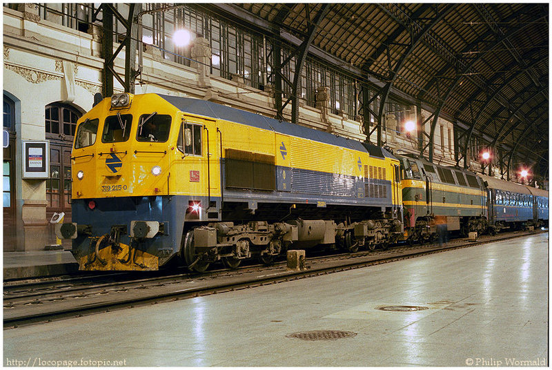 e121 319-215 y 333-036 con el Expreso nº 952 'Sol de Levante' Bilbao-Alicante.  Valencia Término, 8 de febrero de 1986.jpg