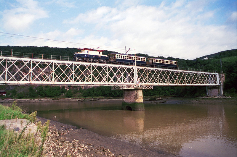 F-35-01  Tren turístico de ETFV en el puente sobre el Urola, en Zumaia. (17-10-92).jpg