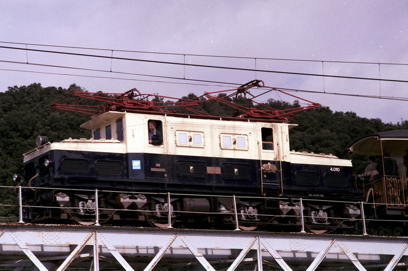 F-35-04  Locomotora BROWN BOVERI en el puente de Zumai sobre el Urola. (17-10-92).jpg