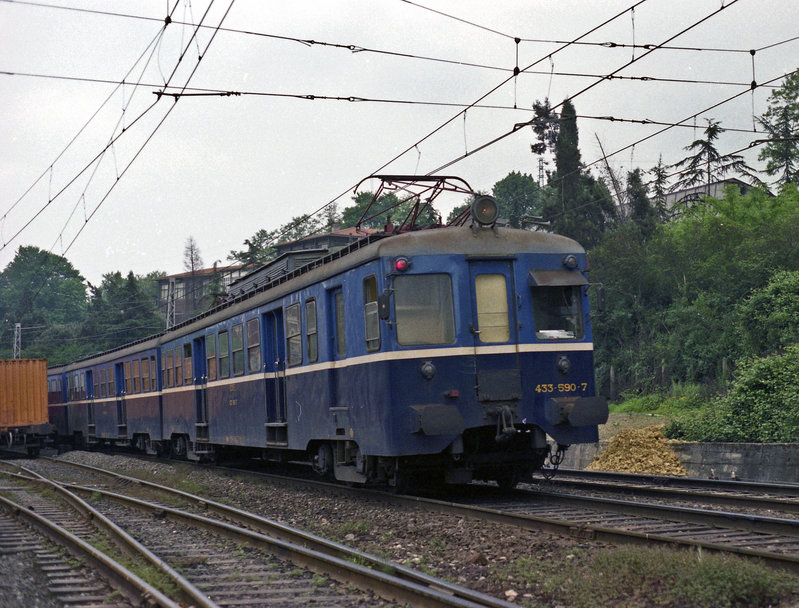 UT 433-590+WR 390+WRc 392  Olabeaga. (6-5-87).jpg