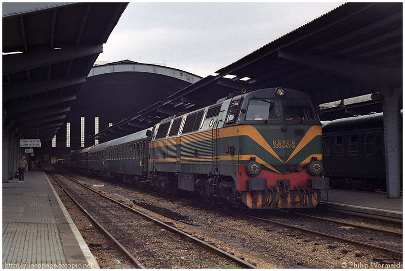 e102 333-047-9 al frente del Expreso nº 920 hacia Barcelona. La Coruña San Cristobal, 7 de febrero de 1985.jpg