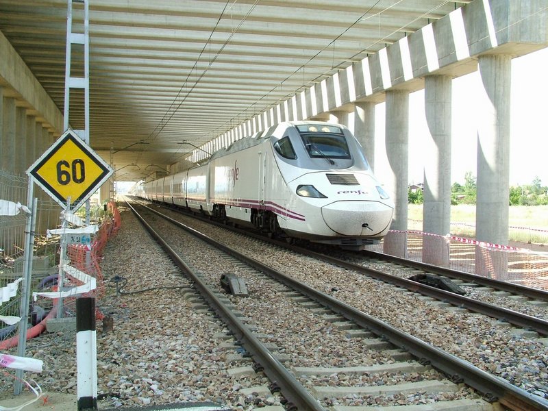 RENFE 130-XXX GRULLEROS, VEGA DE INFANZONES, LEÓN 21-06-2011.JPG