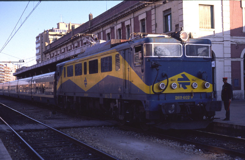 Locomotora 269-602 en Palencia ..jpg