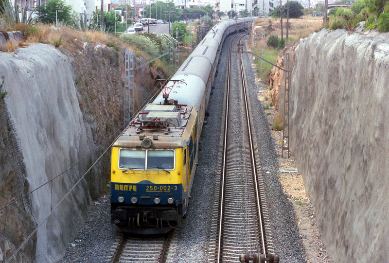 e113 Expreso Málaga-Barcelona acelerando tras salir desde Sitges. 14'05 h del 1-9-85.jpg
